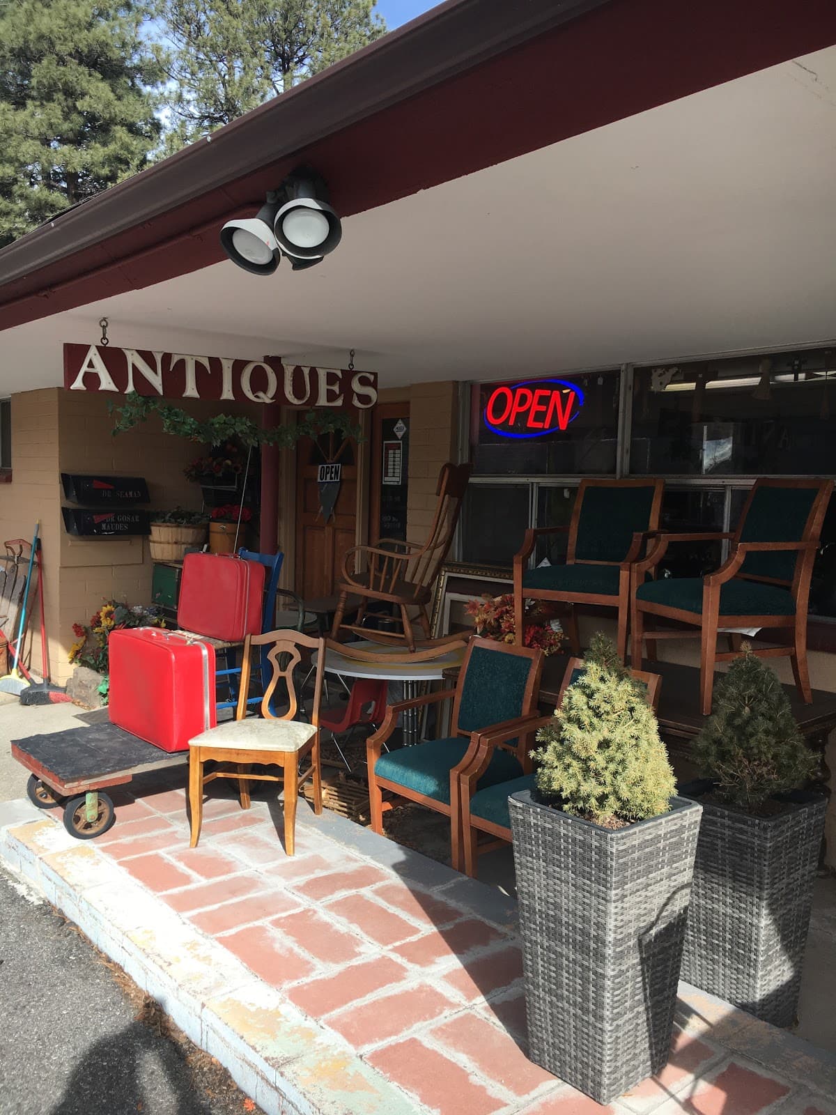 Aunt Maudeβs Antique Mall
