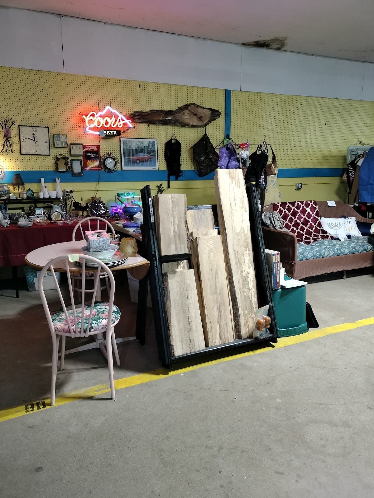 Daveβs Place Flea Market