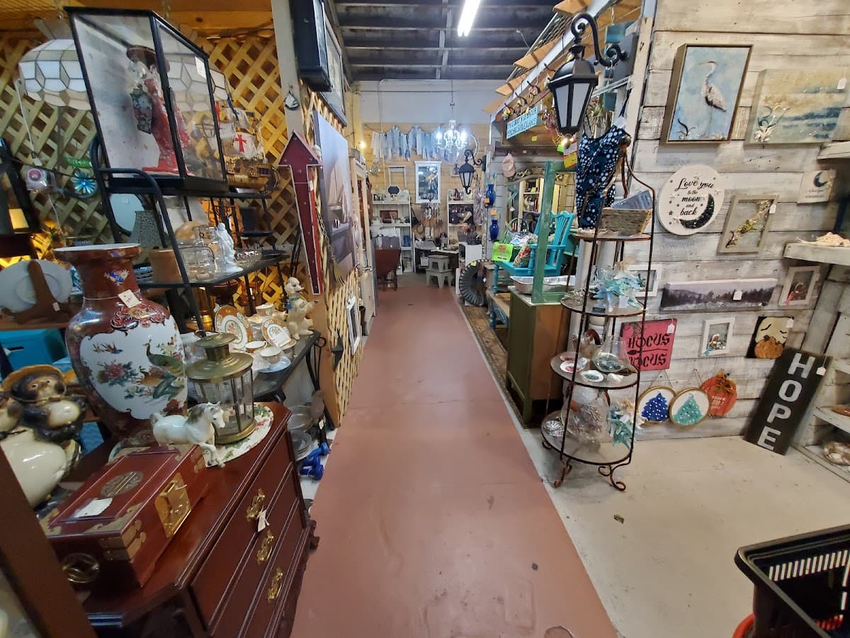 DeβFrance Indoor Flea Market Antiques & Collectibles