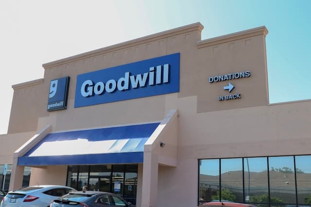 Goodwill Store & Donation Center β Forest Ln