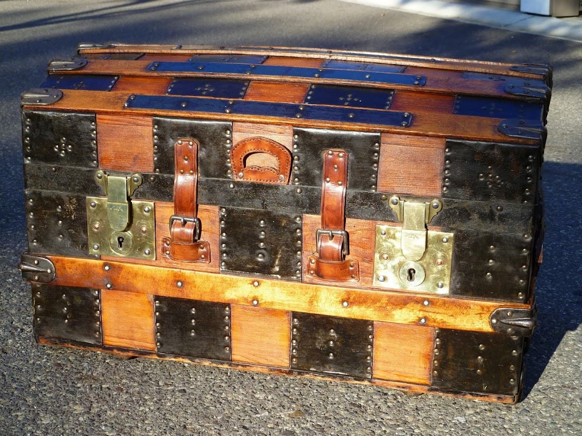 HMS Antique Trunks