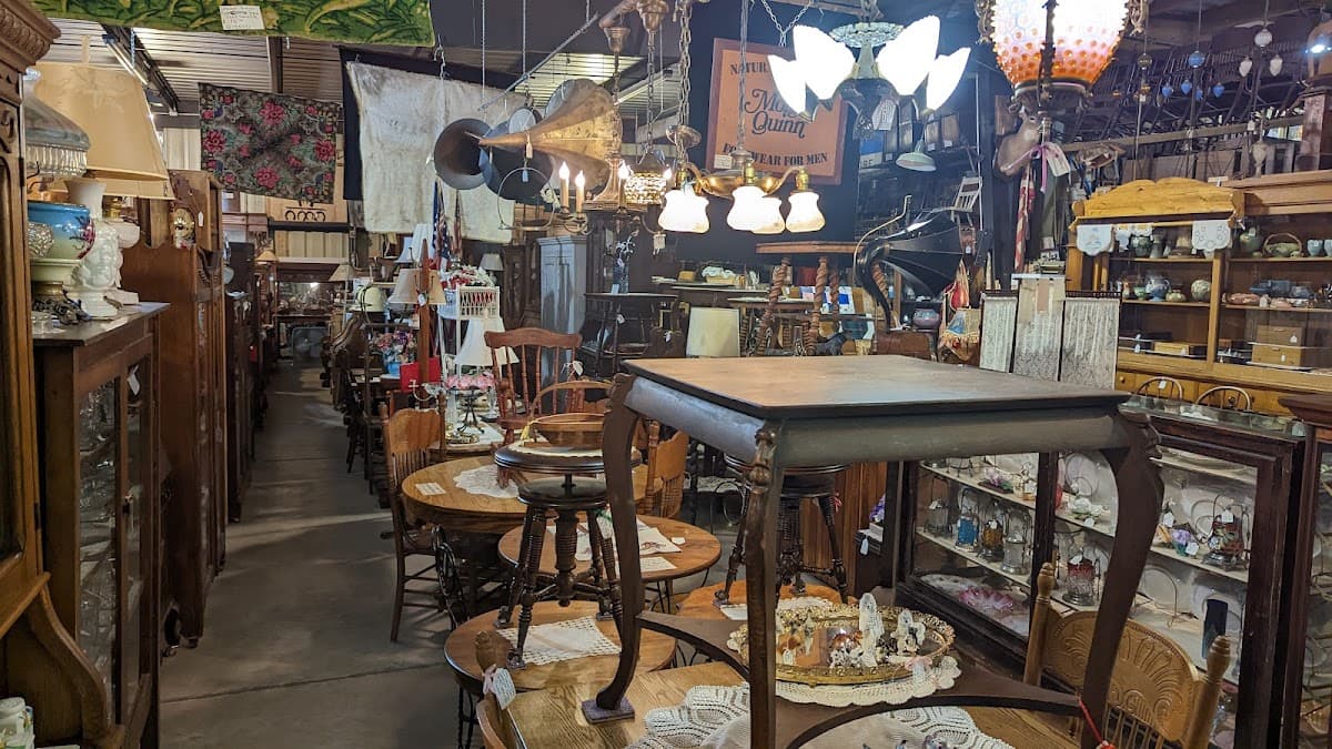 Jeanneβs Antiques