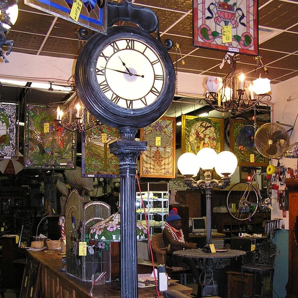 Little Redβs Antiques