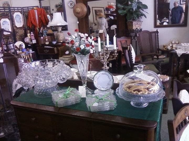 Margaret and Opheliaβs Antiques and Uniques