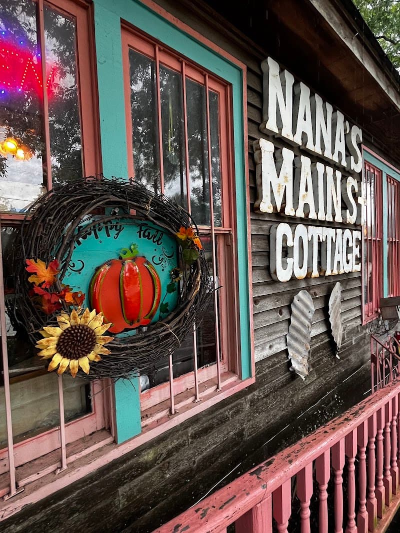 Nanaβs Main Street Cottage