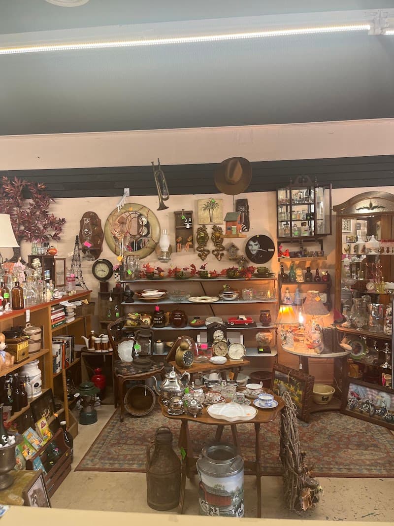 Nettaβs Nook Antiques & Collectibles