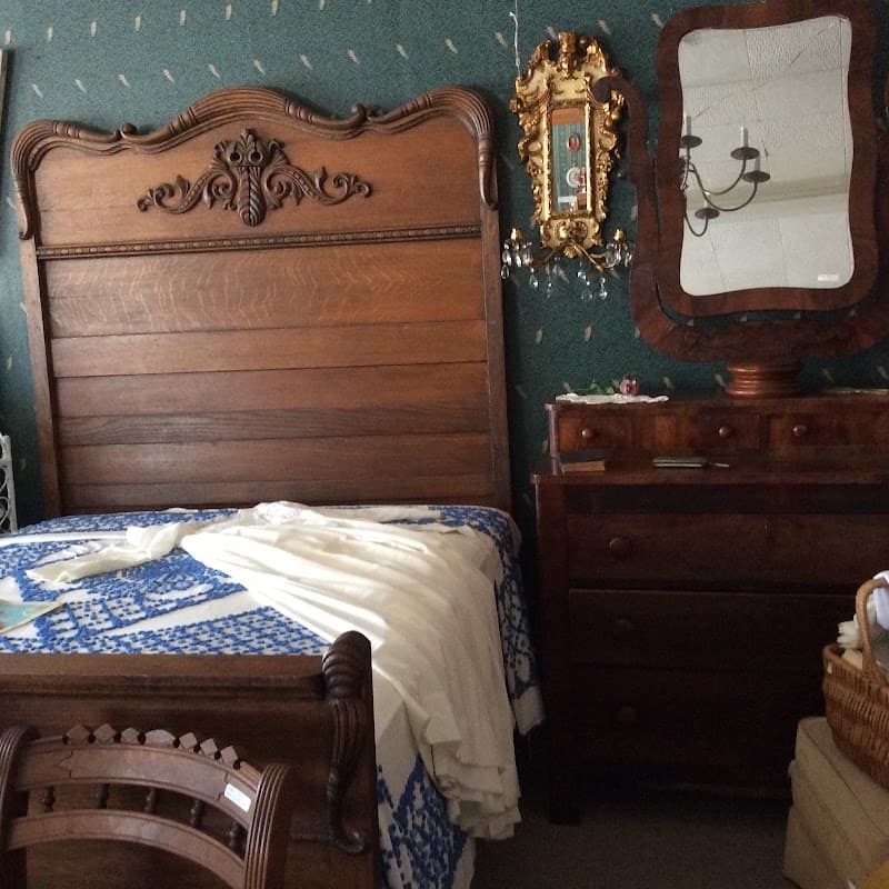 Pittypatβs Porch Antiques and Quality Kitsch