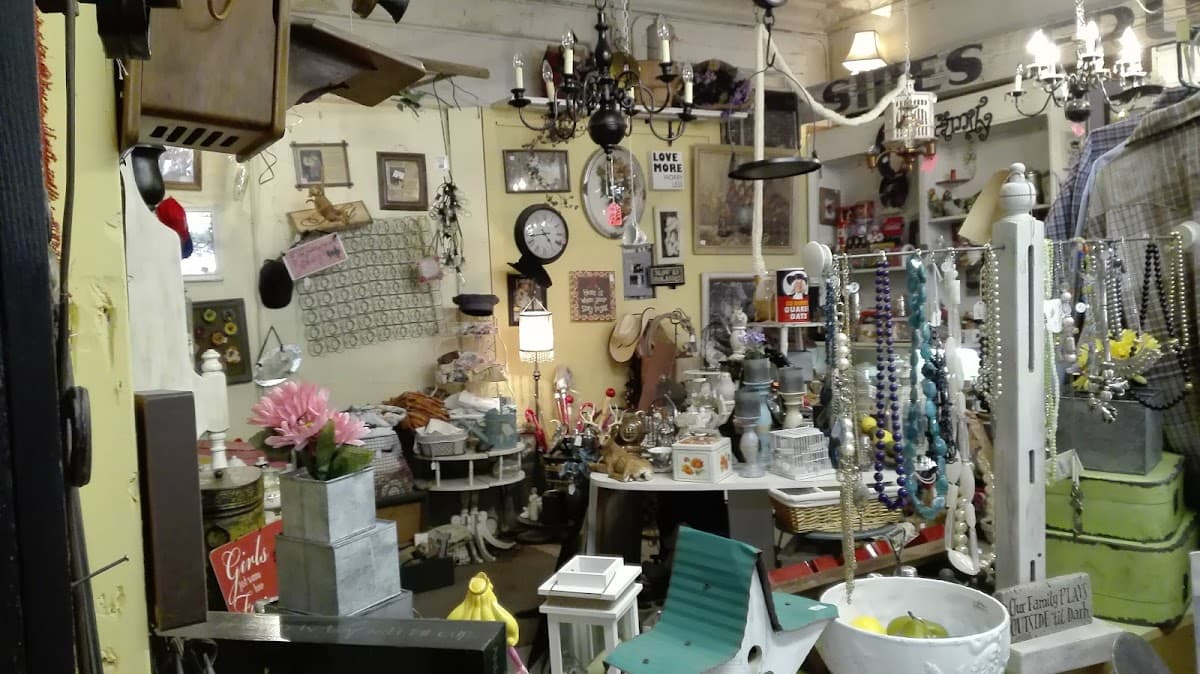 Tin Cats Antiques