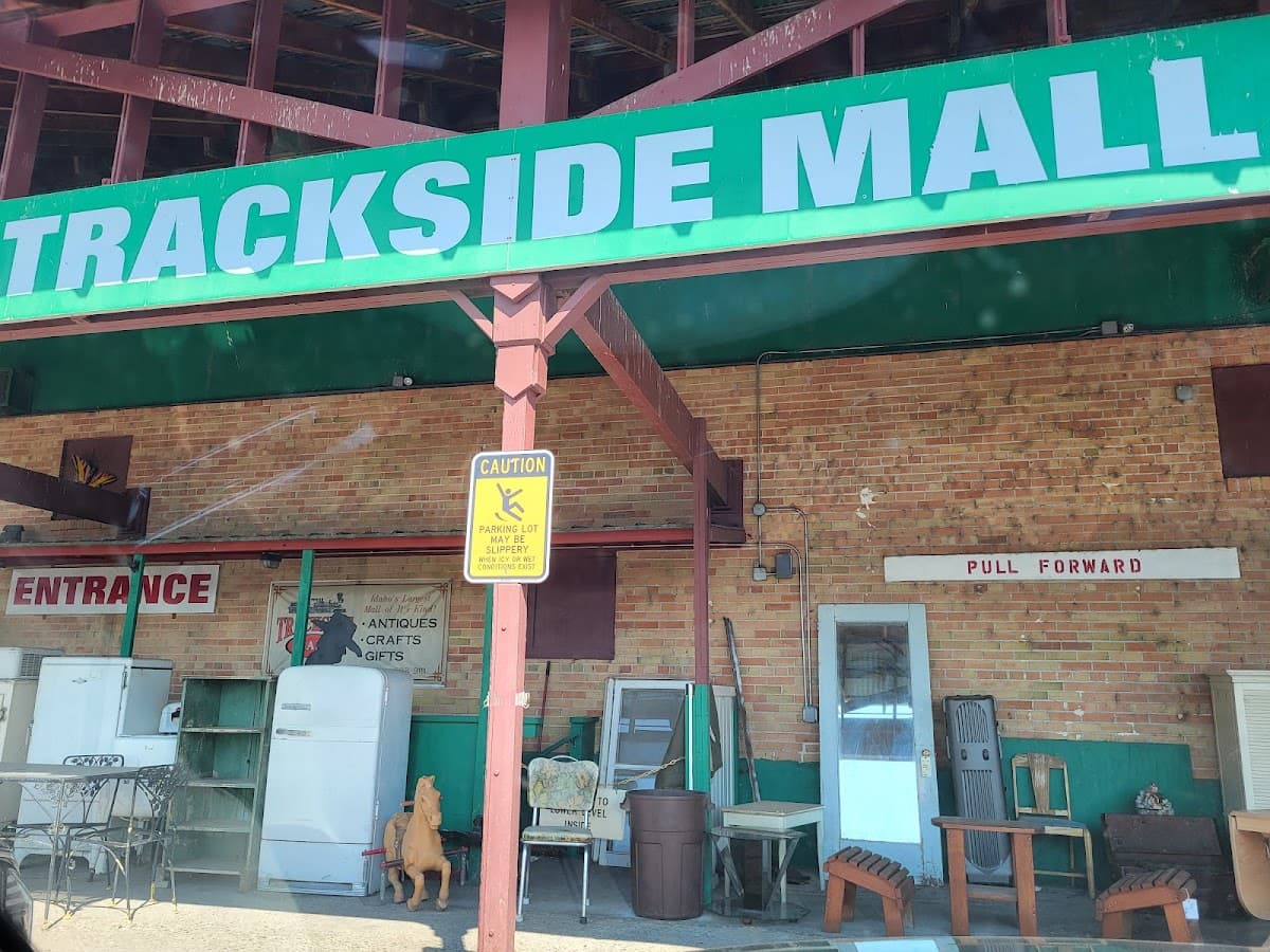 Trackside Mall