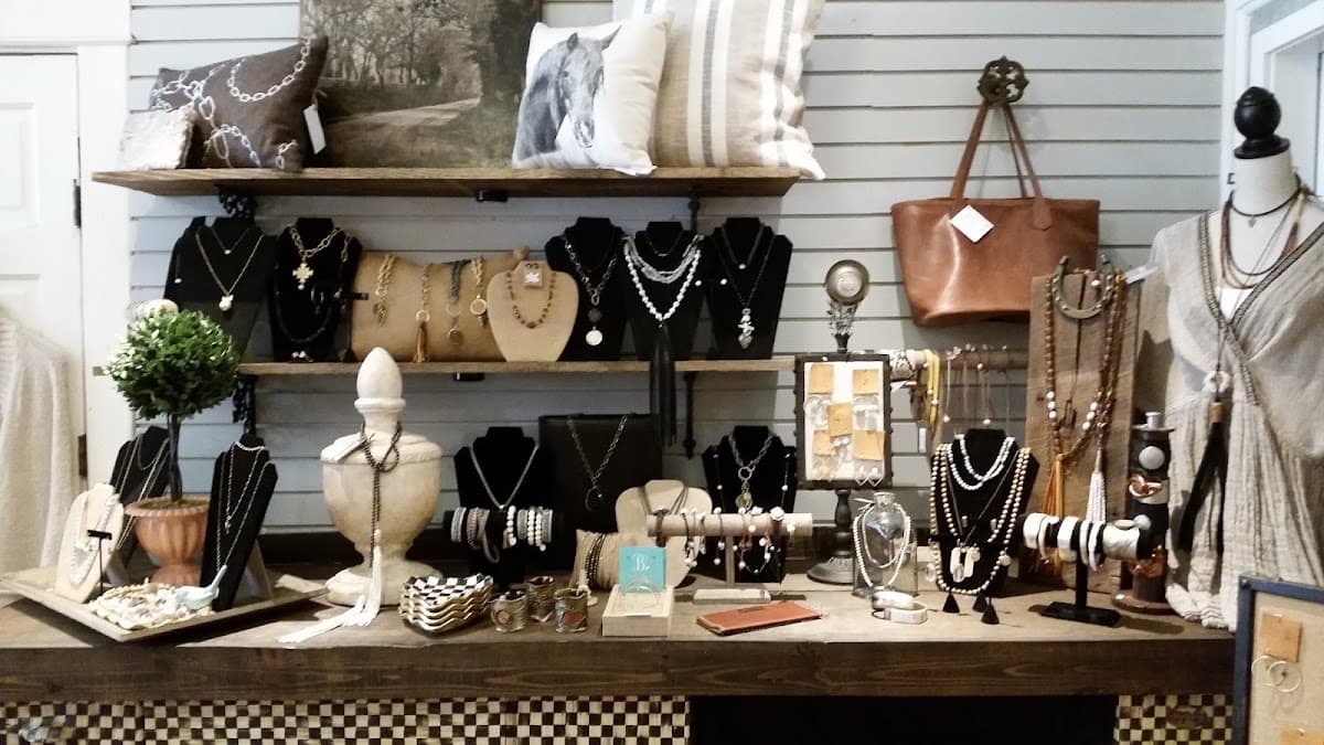 Vintage Jolie – a collection of pretty things