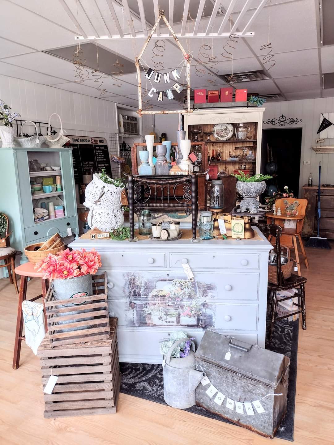White Cottage Market